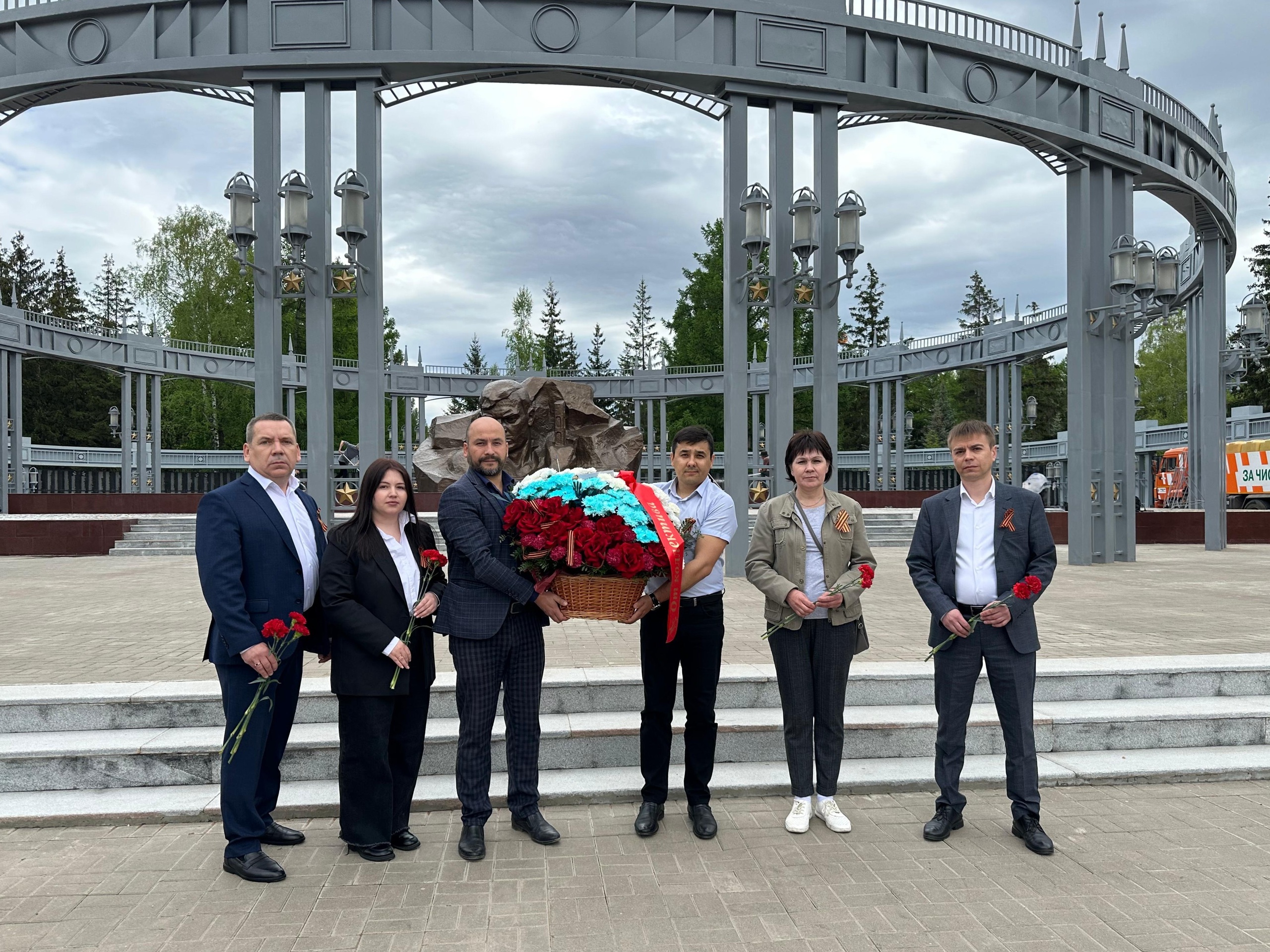 Возложение цветов к мемориалу «Вечный огонь»